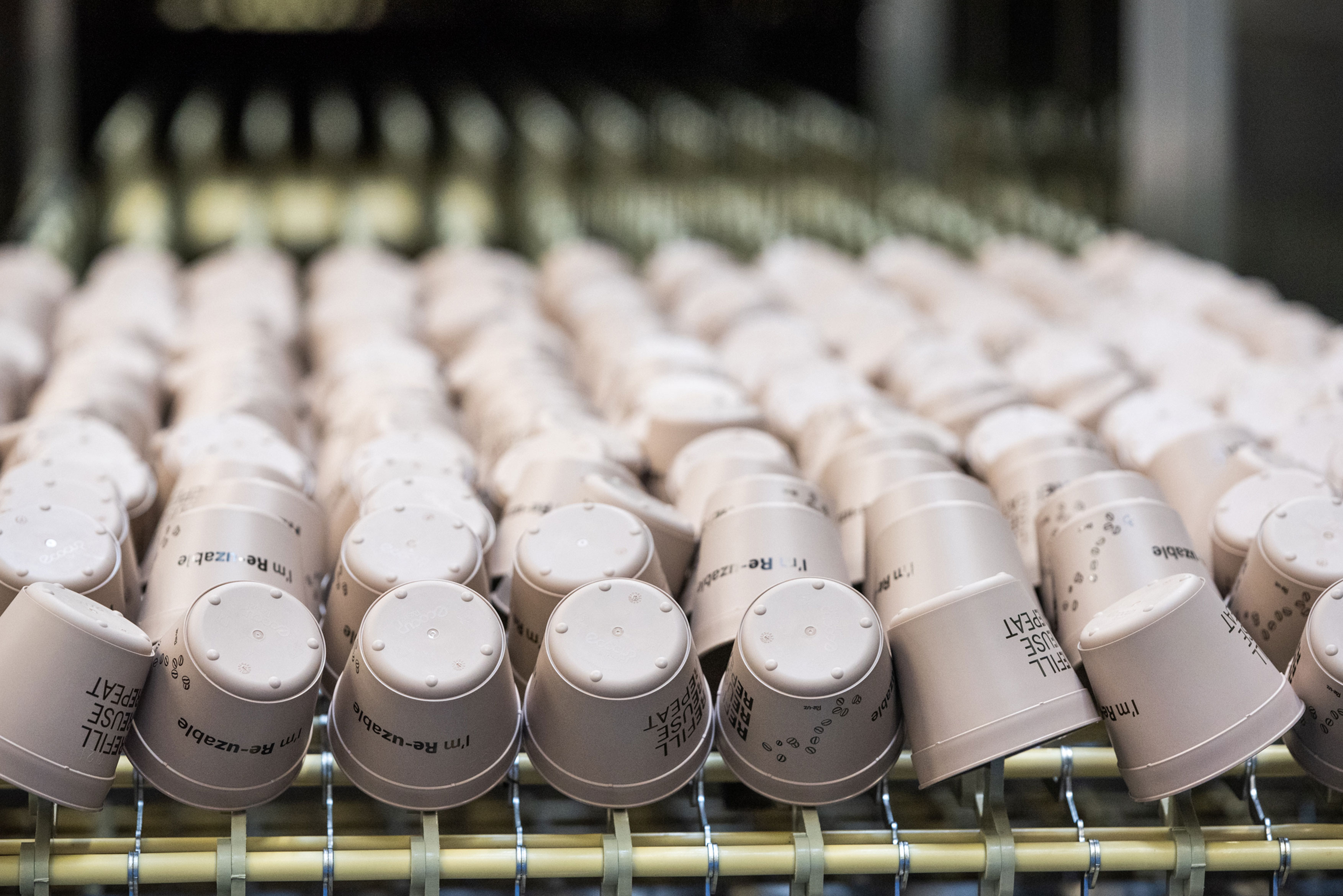 Tasses &agrave; caf&eacute; premium personnalis&eacute;es sur un tapis roulant